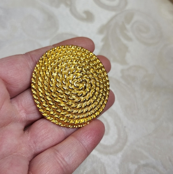 PARK LANE Vintage 80s Gold Textured Dome Brooch – Large Spiral Chain Design - Picture 5 of 8